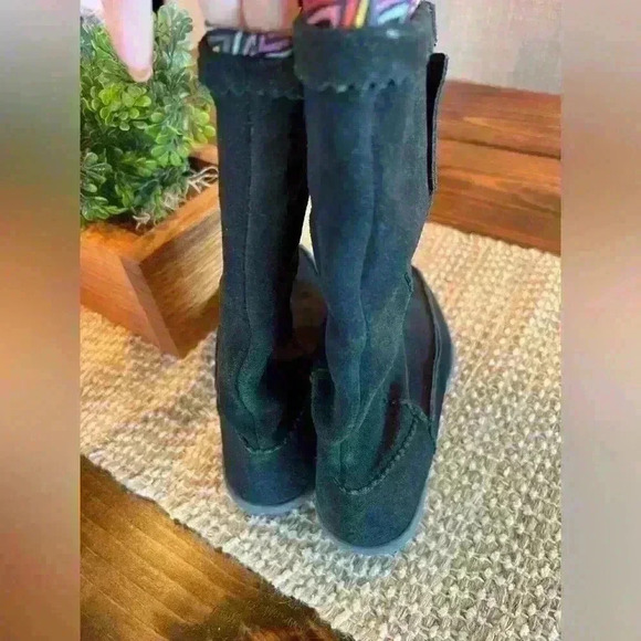 Crocs Adela suede boots size 5 women’s, winter cold wear, GUC - Picture 5 of 7